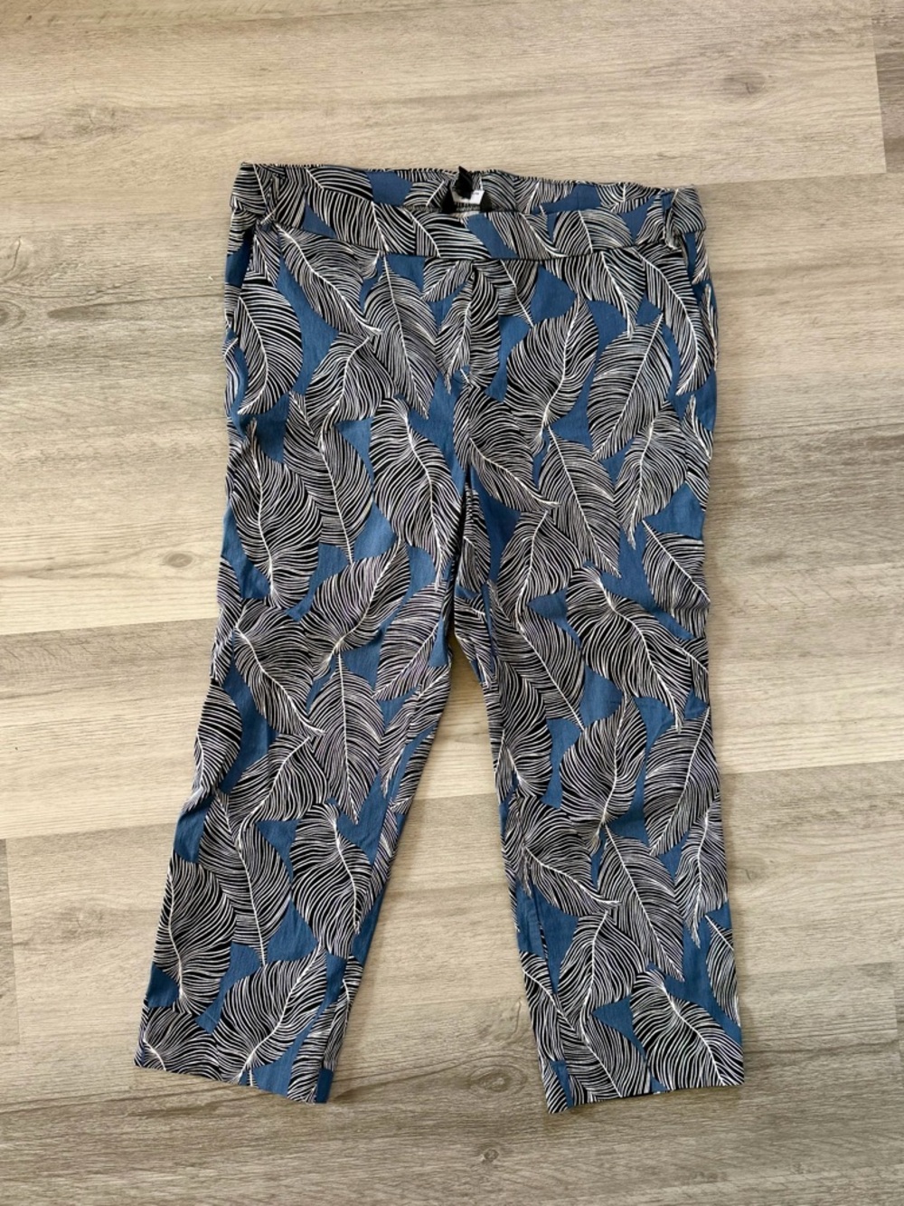 Jules & Leopold Leaf Patterned Capris